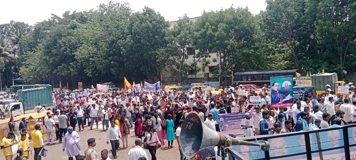 ಮೊಳಗಿದ ಕನ್ನಡ ಕಹಳೆ: ಪಠ್ಯ ಪುಸ್ತಕ ಕೇಸರೀಕರಣ ವಿರುದ್ಧ ಬೃಹತ್ ಪ್ರತಿಭಟನೆ