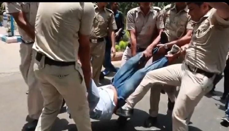 ಪ್ರತಿಭಟನೆ ವೇಳೆ ಪೊಲೀಸರಿಂದ ಕಾಂಗ್ರೆಸ್ ನಾಯಕರ ಮೇಲೆ ಅಮಾನವೀಯ ಹಲ್ಲೆ-ಆರೋಪ