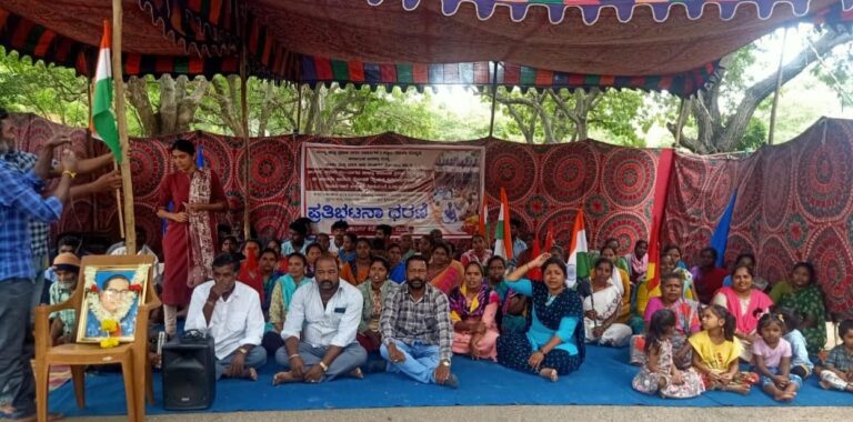 ಹಕ್ಕುಪತ್ರ ನೀಡಿ, ತುಂಡು ಭೂಮಿ ಉಳಿಸಿಕೊಡಿ: ಸಿಎಂಗೆ ಮನವಿ ಸಲ್ಲಿಸಲು ಪಾದಯಾತ್ರೆ ಹೊರಟ ಮಂಡ್ಯದ ಶ್ರಮಿಕರು