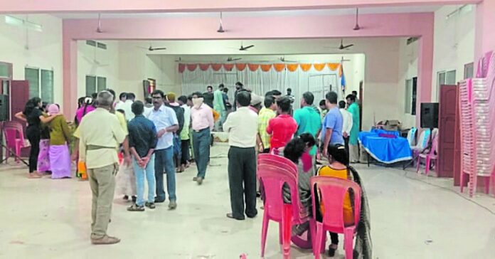 ಮುಸ್ಲಿಂ ಪ್ರಧಾನ ಕಥೆ ಹೊಂದಿದೆ ಎಂದು ನಾಟಕಕ್ಕೆ ಅಡ್ಡಿಪಡಿಸಿದ RSS-ಬಜರಂಗದಳದ ದುಷ್ಕರ್ಮಿಗಳು | Naanu Gauri