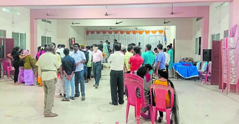 ಮುಸ್ಲಿಂ ಪ್ರಧಾನ ಕಥೆ ಹೊಂದಿದೆ ಎಂದು ನಾಟಕಕ್ಕೆ ಅಡ್ಡಿಪಡಿಸಿದ RSS-ಬಜರಂಗದಳದ ದುಷ್ಕರ್ಮಿಗಳು | Naanu Gauri