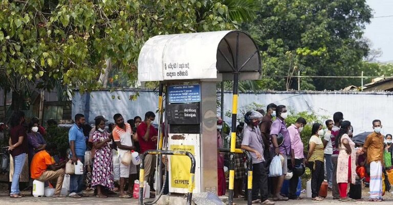 ಇಂಧನ ಮತ್ತು ನಗದು ಬಿಕ್ಕಟ್ಟು: ಶಾಲೆಗಳಿಗೆ ರಜೆ ಘೋಷಿಸಿದ ಶ್ರೀಲಂಕಾ