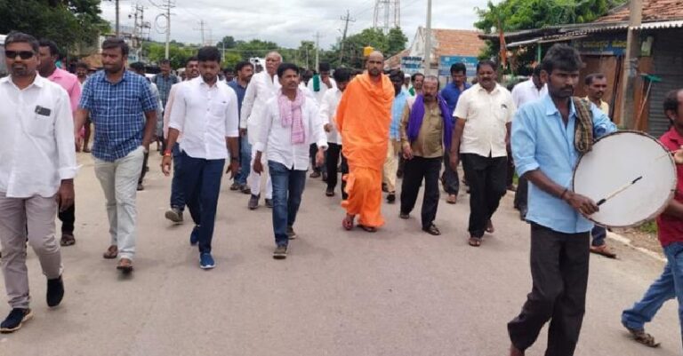 ಪಠ್ಯ ಪುಸ್ತಕ ಹಗರಣ ವಿರೋಧಿಸಿ ಶಿಕ್ಷಣ ಸಚಿವ ಬಿ.ಸಿ. ನಾಗೇಶ್‌ ಕ್ಷೇತ್ರ ತಿಪಟೂರಿನಲ್ಲಿ ಪಾದಯಾತ್ರೆ | Naanu Gauri