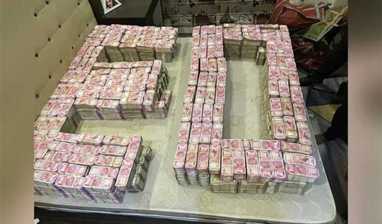 ಬಂಗಾಳ ಸಚಿವನ ಸಹಾಯಕಿಯ ಮನೆಗಳಿಂದ 50 ಕೋಟಿ ರೂ ಹಣ, 5 ಕೆಜಿ ಚಿನ್ನ ವಶ