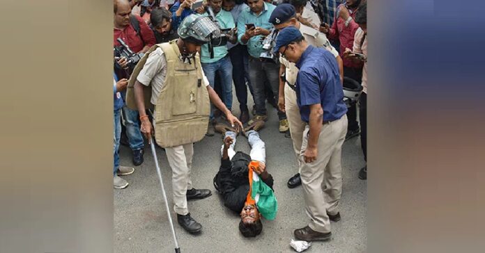 ರಾಷ್ಟ್ರಧ್ವಜ ಹಿಡಿದು ಪ್ರತಿಭಟನೆ ನಡೆಸುತ್ತಿದ್ದ ಉದ್ಯೋಗಾಕಾಂಕ್ಷಿಗೆ ಥಳಿಸಿದ ಅಧಿಕಾರಿ | Naanu Gauri