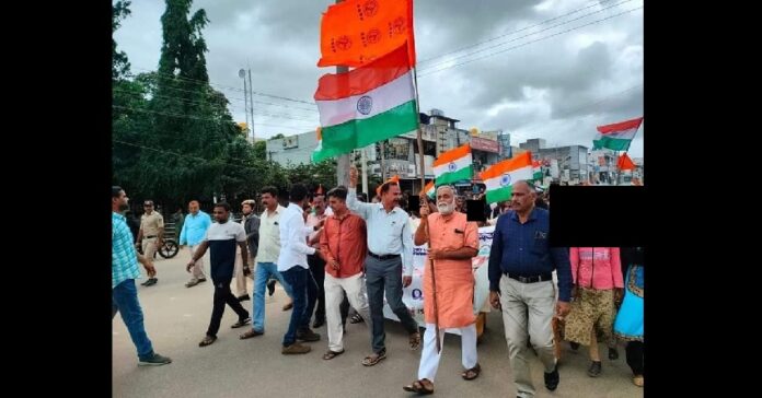 ಸಚಿವ ಬಿಸಿ ನಾಗೇಶ್‌ ನೇತೃತ್ವದ ಮೆರವಣಿಗೆಯಲ್ಲಿ ರಾಷ್ಟ್ರಧ್ವಜಕ್ಕಿಂತ ಎತ್ತರದಲ್ಲಿ ಎಬಿವಿಪಿ ಧ್ವಜ ಹಾರಾಟ! | Naanu Gauri