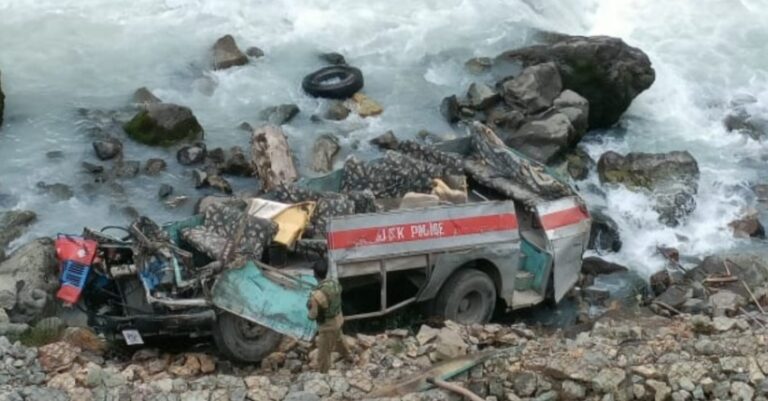 ಕಾಶ್ಮೀರ: ನದಿಗೆ ಉರುಳಿದ 39 ಭದ್ರತಾ ಪಡೆ ಸಿಬ್ಬಂದಿಯನ್ನು ಹೊತ್ತೊಯ್ಯುತ್ತಿದ್ದ ಬಸ್; 6 ಸಾವು | Naanu Gauri