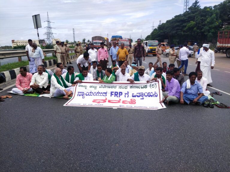 ದಾವಣಗೆರೆ: ಹೈವೆ ಬಂದ್ ಮಾಡಿ ರಸ್ತೆ ಮಧ್ಯದಲ್ಲಿಯೇ ರಕ್ತದಾನ ಮಾಡಿದ ರೈತರು