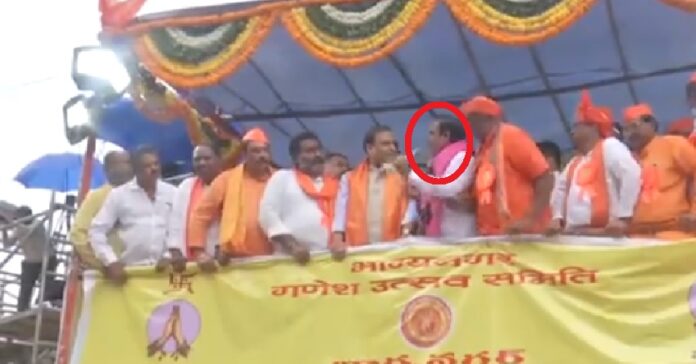 ವೀಕ್ಷಿಸಿ➤ ಹೈದರಾಬಾದ್: ಅಸ್ಸಾಂ ಸಿಎಂ ಇದ್ದ ವೇದಿಕೆಗೆ ನುಗ್ಗಿ ಮೈಕ್‌ ಕಿತ್ತ ಅಪರಿಚಿತ ವ್ಯಕ್ತಿ | Naanu Gauri