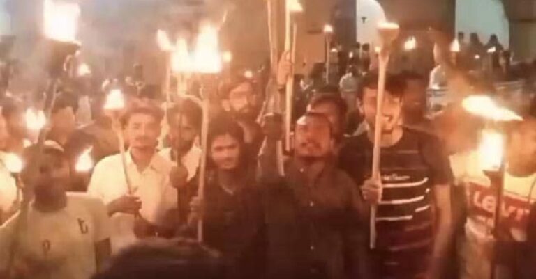 ‘400% ಶುಲ್ಕ ಹೆಚ್ಚಳ’: ಅಲಹಾಬಾದ್ ವಿಶ್ವವಿದ್ಯಾಲಯ ವಿದ್ಯಾರ್ಥಿಗಳಿಂದ ಬೃಹತ್ ಪಂಜಿನ ಮೆರವಣಿಗೆ | Naanu Gauri