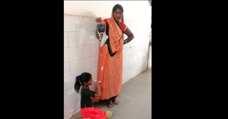 ಮಧ್ಯಪ್ರದೇಶ | ಬೆಡ್‌ ಇಲ್ಲದೆ ಬಾಲಕಿಗೆ ನೆಲದ ಮೇಲೆ ಕೂರಿಸಿ ಚಿಕಿತ್ಸೆ; ಹದಗೆಟ್ಟ ಆರೋಗ್ಯ ವ್ಯವಸ್ಥೆ?