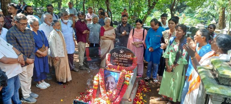 ಫೋಟೊ ಗ್ಯಾಲರಿ: ಗೌರಿ ಲಂಕೇಶ್‌ರವರಿಗೆ ಹೋರಾಟಗಾರರು-ಒಡನಾಡಿಗಳಿಂದ ಶ್ರದ್ಧಾಂಜಲಿ ಸಲ್ಲಿಕೆ