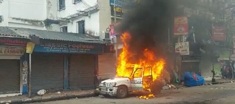 ಪಶ್ಚಿಮ ಬಂಗಾಳ: ಬಿಜೆಪಿ ಕಾರ್ಯಕರ್ತರಿಂದ ಪ್ರತಿಭಟನೆ – ಪೊಲೀಸ್ ವಾಹನಕ್ಕೆ ಬೆಂಕಿ