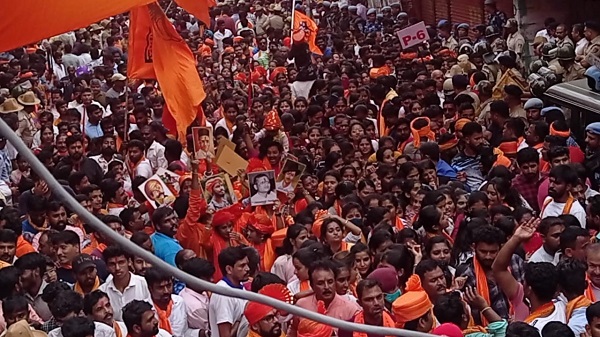 ಶಿವಮೊಗ್ಗ ಗಣೇಶೋತ್ಸವದಲ್ಲಿ ಗಾಂಧಿ ಹಂತಕ ಗೋಡ್ಸೆ, ಸಾವರ್ಕರ್‌ ಫೋಟೋ ಪ್ರತ್ಯಕ್ಷ!