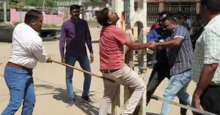 ಗುಜರಾತ್‌: ಕಲ್ಲು ತೂರಾಟ ನಡೆಸಿದ್ದಾರೆ ಎಂದು ಆರೋಪಿಸಿ ಪೊಲೀಸರಿಂದ ಸಾರ್ವಜನಿಕವಾಗಿ ಥಳಿತ | Naanu Gauri