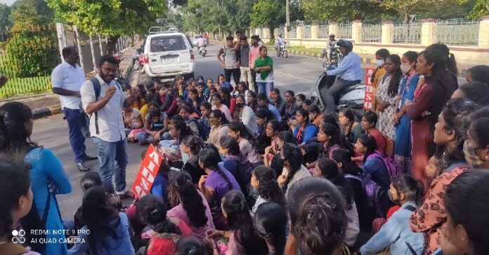 ಮೈಸೂರು ವಿಶ್ವವಿದ್ಯಾನಿಲಯದ ಪ್ರವೇಶ ಶುಲ್ಕ ನೀತಿ ವಿರೋಧಿಸಿ AIDSO ಪ್ರತಿಭಟನೆ