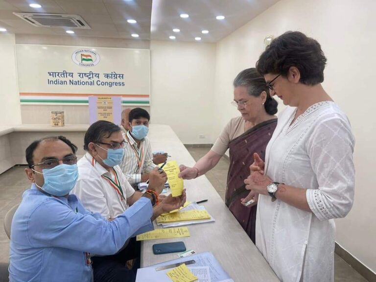 ಕಾಂಗ್ರೆಸ್ ಅಧ್ಯಕ್ಷೀಯ ಚುನಾವಣೆ: ಈ ಕ್ಷಣಕ್ಕಾಗಿ ಬಹುದಿನದಿಂದ ಕಾಯುತ್ತಿದ್ದೆ – ಮತ ಚಲಾಯಿಸಿದ ನಂತರ ಸೋನಿಯಾ ಹೇಳಿಕೆ