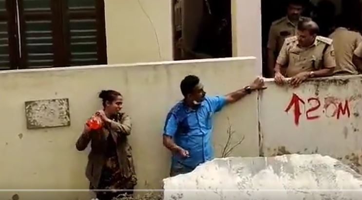 ಬೆಂಗಳೂರು: ಪೆಟ್ರೋಲ್ ಸುರಿದು ಬೆಂಕಿ ಹಚ್ಚಿಕೊಳ್ಳಲು ಮುಂದಾದ ದಂಪತಿ ರಕ್ಷಿಸಿದ ಅಗ್ನಿಶಾಮಕ ದಳ