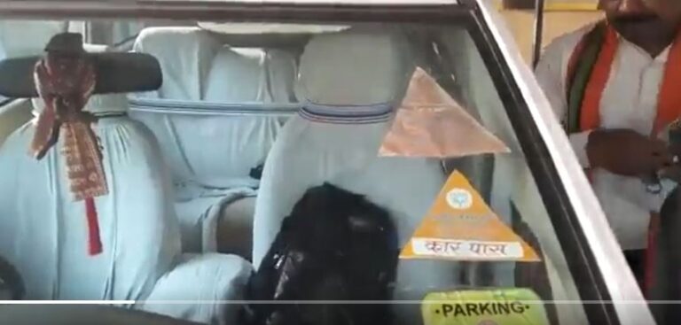 ಜಾರ್ಖಂಡ್: ಐಟಿ ಅಧಿಕಾರಿಗಳು ದಾಳಿಗೆ ಬಳಸಿದ ಕಾರಿನಲ್ಲಿತ್ತು ಬಿಜೆಪಿ ಸ್ಟಿಕ್ಕರ್!