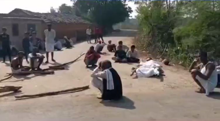 ಮಧ್ಯಪ್ರದೇಶದಲ್ಲಿ ದಲಿತ ವ್ಯಕ್ತಿಯ ಶವಸಂಸ್ಕಾರ ತಡೆದ ಸವರ್ಣೀಯರು – ರಸ್ತೆಯಲ್ಲಿ ಶವ ಇಟ್ಟು 5 ಗಂಟೆ ಕಾದ ದಲಿತರು