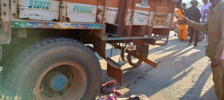 ಬೇಲೂರಿನಲ್ಲಿ ಮಿತಿಮೀರಿದ ಮರಳು ಮಾಫಿಯಾ: ಮರಳು ತುಂಬಿದ ಲಾರಿಗಳಿಗೆ ವಾರದಲ್ಲಿ ಎರಡನೇ ಬಲಿ