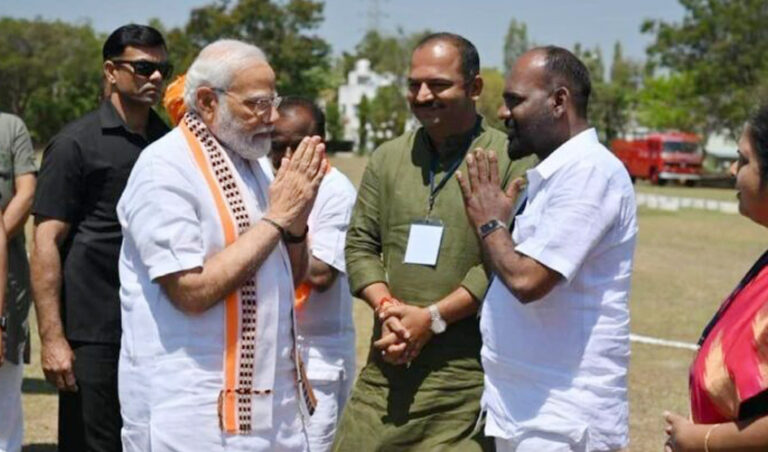 ಮಾಜಿ ರೌಡಿ ಶೀಟರ್‌ಗೆ ನಮಸ್ಕರಿಸುವುದೂ ಸಂಸ್ಕಾರವಂತಲ್ಲಾ!