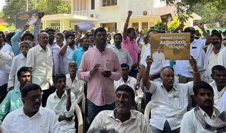 ಕೋಲಾರದಿಂದಲೇ ಸ್ಪರ್ಧಿಸುವಂತೆ ಒತ್ತಾಯ: ಸಿದ್ದರಾಮಯ್ಯ ಮನೆ ಮುಂದೆ ಅಭಿಮಾನಿಗಳ ಪ್ರತಿಭಟನೆ