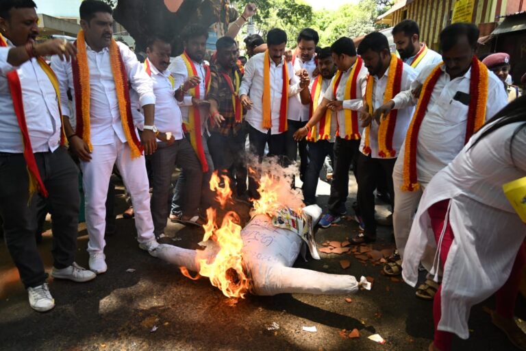 ಅಮುಲ್ ವಿರೋಧಿಸಿ ರಾಜ್ಯಾದ್ಯಂತ ಪ್ರತಿಭಟನೆ: ಕರವೇ ಕಾರ್ಯಕರ್ತರ ಬಂಧನ