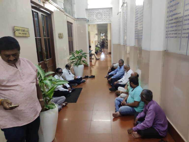 ಅಕ್ರಮ ಖಾತೆ ಮಾಡಿಕೊಡಲು 1 ಕೋಟಿ ಲಂಚ: ಪ್ರಶ್ನಿಸಿ RTI ಅರ್ಜಿ ಹಾಕಿದ ಹೋರಾಟಗಾರರಿಗೆ ಜೀವ ಬೆದರಿಕೆ ಆರೋಪ