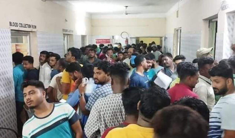 ರೈಲು ದುರಂತ: ಗಾಯಾಳುಗಳ ಚಿಕಿತ್ಸೆಗೆ ರಕ್ತದಾನ ಮಾಡಲು ಸಾಲುಗಟ್ಟಿ ನಿಂತ ಜನ