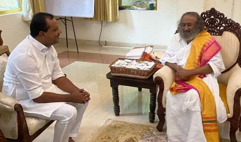 ನೂತನ ಶಾಸಕರಿಗೆ ಪ್ರೇರಣಾ ಉಪನ್ಯಾಸ ನೀಡಲು ಗುರುರಾಜ ಕರ್ಜಗಿ, ರವಿಶಂಕರ್ ಗುರೂಜಿಗೆ ಆಹ್ವಾನ: ತೀವ್ರ ವಿರೋಧ