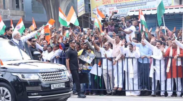 ಬಿಜೆಪಿ ನಾಯಕರು ಆತ್ಮಗೌರವ ಬೀದಿಪಾಲು ಮಾಡಿಕೊಂಡಿದ್ದಾರೆ: ಬ್ಯಾರಿಕೇಡ್ ಹಿಂದೆ ನಿಂತ  ಪೋಟೊ ವೈರಲ್ ಕುರಿತು ಖರ್ಗೆ ಟೀಕೆ