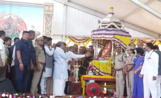 ಮೈಸೂರು: ದಸರಾ ಉತ್ಸವ ಉದ್ಘಾಟಿಸಿದ ಖ್ಯಾತ ಸಂಗೀತ ನಿರ್ದೇಶಕ  ಹಂಸಲೇಖ