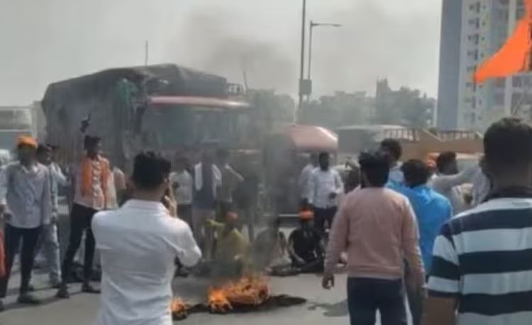 ಮರಾಠ ಮೀಸಲಾತಿಗಾಗಿ ತೀವ್ರಗೊಂಡ ಪ್ರತಿಭಟನೆ: ಹೆದ್ದಾರಿ ತಡೆ, ಪಂಚಾಯತ್ ಕಚೇರಿಗೆ ಬೆಂಕಿ