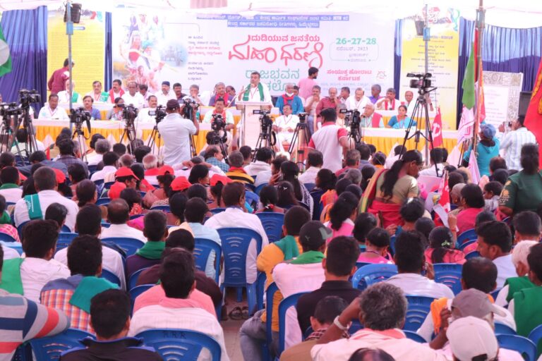 ಬೆಂಗಳೂರು: ಎರಡನೇ ದಿನಕ್ಕೆ ಕಾಲಿಟ್ಟ ‘ದುಡಿಯುವ ಜನರ ಮಹಾ ಧರಣಿ’