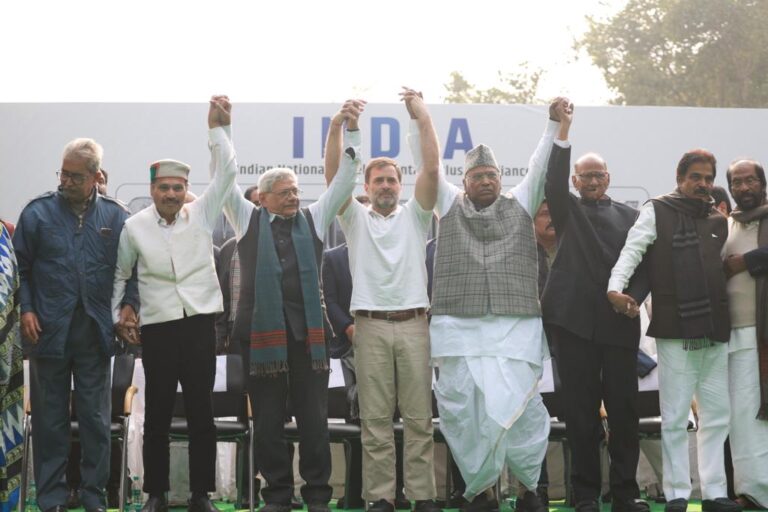 ದೆಹಲಿ: ಸಂಸದರ ಅಮಾನತು ಖಂಡಿಸಿ ಇಂಡಿಯಾ ಒಕ್ಕೂಟದಿಂದ ಪ್ರತಿಭಟನೆ