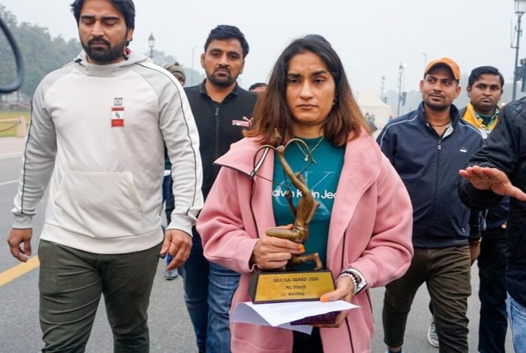 ದೆಹಲಿ: ಅರ್ಜುನ, ಖೇಲ್ ರತ್ನ ಪ್ರಶಸ್ತಿಗಳನ್ನು ಕರ್ತವ್ಯ ಪಥದಲ್ಲಿಟ್ಟು ತೆರಳಿದ ಕುಸ್ತಿಪಟು ವಿನೇಶ್ ಫೋಗಟ್!