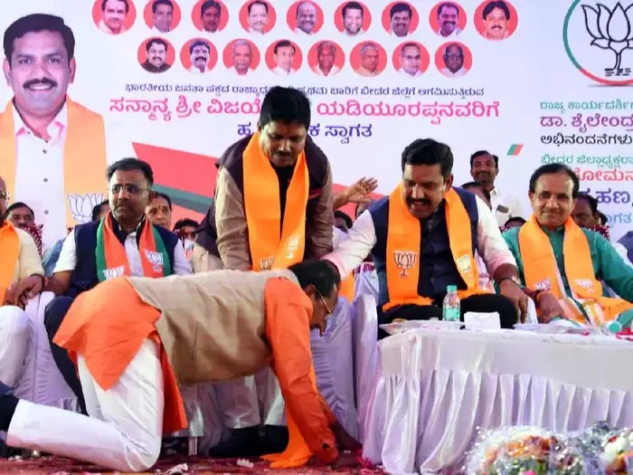 ಬೀದರ್ ಬಿಜೆಪಿಯಲ್ಲಿ ಭಿನ್ನಮತ: ಭಗವಂತ ಖೂಬಾಗೆ ಟಿಕೆಟ್‌ ನೀಡದಂತೆ ವಿಜಯೇಂದ್ರ ಕಾಲಿಗೆ ಬಿದ್ದ ಪ್ರಭು ಚವ್ಹಾಣ್!