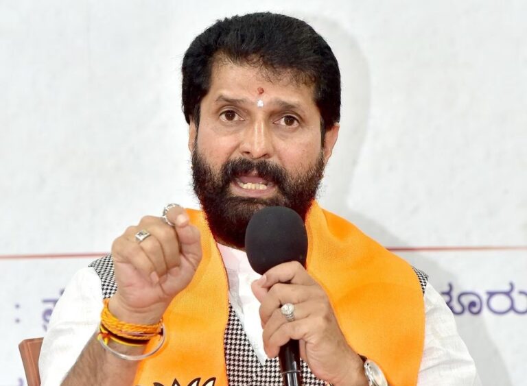 ರಾಷ್ಟ್ರಧ್ವಜವನ್ನು ತಾಲಿಬಾನ್‌ ಧ್ವಜಕ್ಕೆ ಹೋಲಿಸಿದ ಬಿಜೆಪಿ ನಾಯಕ ಸಿ.ಟಿ ರವಿ!