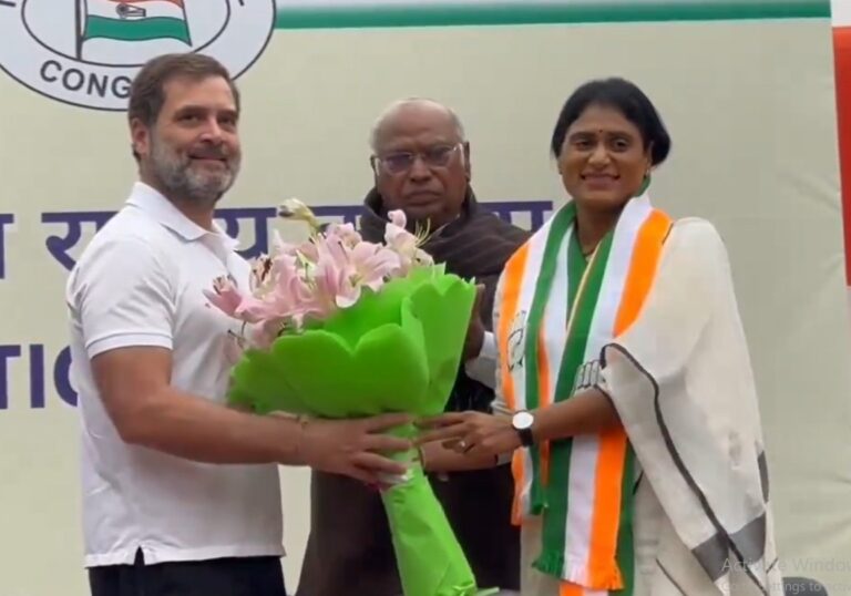 ಖರ್ಗೆ ನೇತೃತ್ವದಲ್ಲಿ ‘ಕೈ’ ಹಿಡಿದ ಶರ್ಮಿಳಾ: ಕಾಂಗ್ರೆಸ್ ಜತೆಗೆ ವೈಎಸ್ಆರ್ ತೆಲಂಗಾಣ ಪಕ್ಷ ವಿಲೀನ