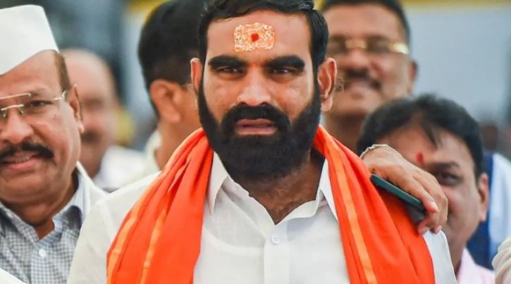 ‘ಅಪ್ಪ-ಅಮ್ಮ’ ನನಗೆ ವೋಟ್‌ ಹಾಕದಿದ್ದರೆ ನೀವು ಊಟ ಮಾಡಬೇಡಿ: ಶಾಲಾ ಮಕ್ಕಳಿಗೆ ಹೇಳಿದ ಶಾಸಕ; ವಿವಾದ ಸೃಷ್ಟಿ