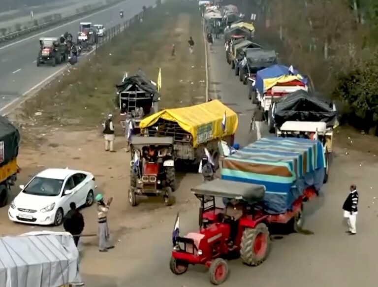 ಮೆರವಣಿಗೆ ಆರಂಭಿಸಿದ ರೈತರು; ದೆಹಲಿ-ಹರಿಯಾಣ ಗಡಿಯಲ್ಲಿ ಕಂದಕ, ಮುಳ್ಳಿನ ಬೇಲಿ