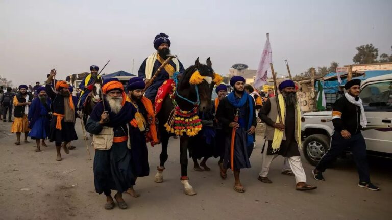 ದೆಹಲಿ ಚಲೋ ಮೆರವಣಿಗೆ: ರೈತರ ರಕ್ಷಣೆಗೆ ಆಗಮಿಸಿದ ‘ನಿಹಾಂಗ್ ಸಿಖ್‌ ಪಡೆ’