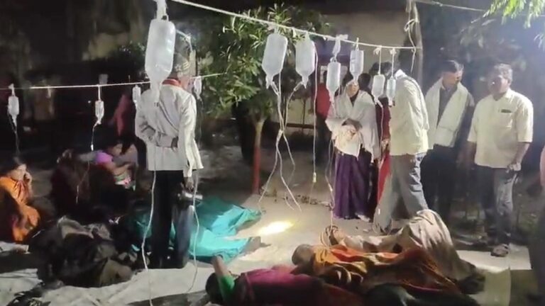 ಪ್ರಸಾದ ಸೇವಿಸಿದ 300ಕ್ಕೂ ಅಧಿಕ ಜನರು ಅಸ್ವಸ್ಥ: ಆಸ್ಪತ್ರೆಯಲ್ಲಿ ಬೆಡ್ ಇಲ್ಲದೆ ರಸ್ತೆಯಲ್ಲೇ ಚಿಕಿತ್ಸೆ