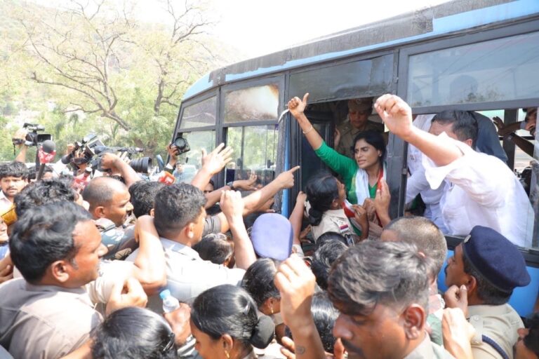 ಜಗನ್ ಸರ್ಕಾರದ ವಿರುದ್ಧ ಸಹೋದರಿ ಶರ್ಮಿಳಾ ‘ಸೆಕ್ರೆಟರಿಯೇಟ್ ಚಲೋ’: ವಶಕ್ಕೆ ಪಡೆದ ಪೊಲೀಸರು