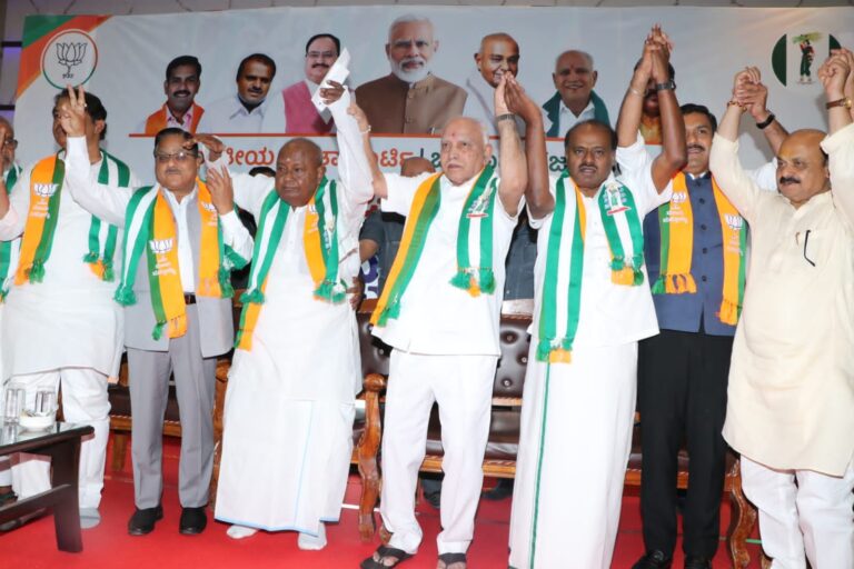 ‘ಮೋದಿ ದುರ್ಬಲ ಪ್ರಧಾನಮಂತ್ರಿಯಂತೆ, ಇವರು ಪ್ರಬಲ ಮುಖ್ಯಮಂತ್ರಿಯಂತೆ..’; ಸಿದ್ದರಾಮಯ್ಯ ವಿರುದ್ಧ ಎಚ್‌ಡಿಡಿ ವಾಗ್ದಾಳಿ