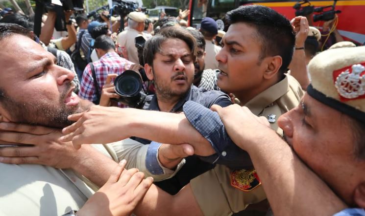 ಎಎಪಿ ಪ್ರತಿಭಟನೆ ವೇಳೆ ಪತ್ರಕರ್ತರ ಮೇಲೆ ಪೊಲೀಸರಿಂದ ಹಲ್ಲೆ