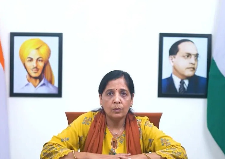 ಅಬಕಾರಿ ನೀತಿ ಪ್ರಕರಣದಲ್ಲಿ ಸಿಬಿಐನಿಂದ ದೆಹಲಿ ಸಿಎಂ ಬಂಧನ: ‘ಇದು ಸರ್ವಾಧಿಕಾರ..’ ಎಂದ  ಸುನೀತಾ ಕೇಜ್ರಿವಾಲ್