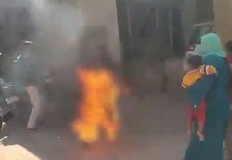 ಉತ್ತರ ಪ್ರದೇಶ: ಪಿಕ್‌ಅಪ್‌ ವ್ಯಾನ್‌ ಕಳವು ದೂರಿನ ಬಗ್ಗೆ ಪೊಲೀಸರ ನಿರ್ಲಕ್ಷ್ಯ; ಬೆಂಕಿ ಹಚ್ಚಿಕೊಂಡ ವಾಹನ ಮಾಲೀಕ