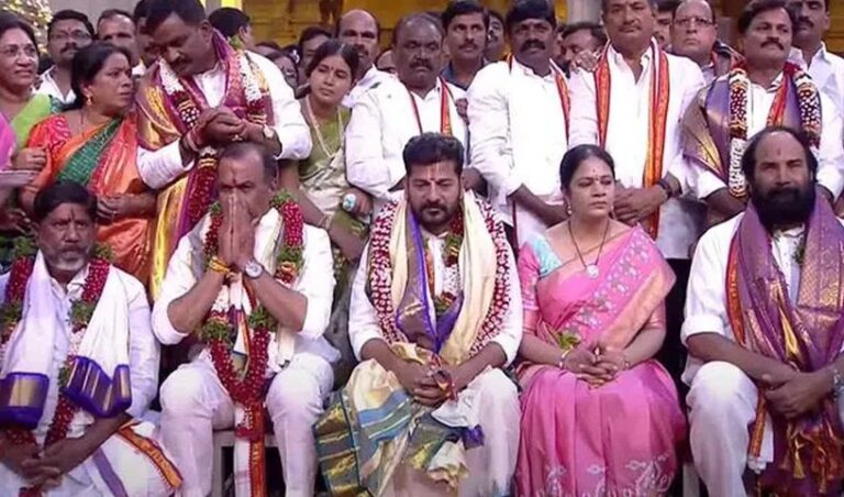 ತೆಲಂಗಾಣ| ಕುರ್ಚಿ ಮೇಲೆ ಸಿಎಂ, ನೆಲದ ಮೇಲೆ ಕುಳಿತ ದಲಿತ ಡಿಸಿಎಂ: ಜಾತಿ ತಾರತಮ್ಯ ಆರೋಪ